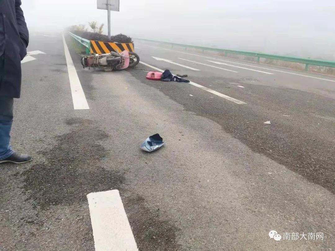 南部茶馆-南部陵江在线定升路突发车祸致人重伤，肇事车辆逃逸南部陵江在线(1)