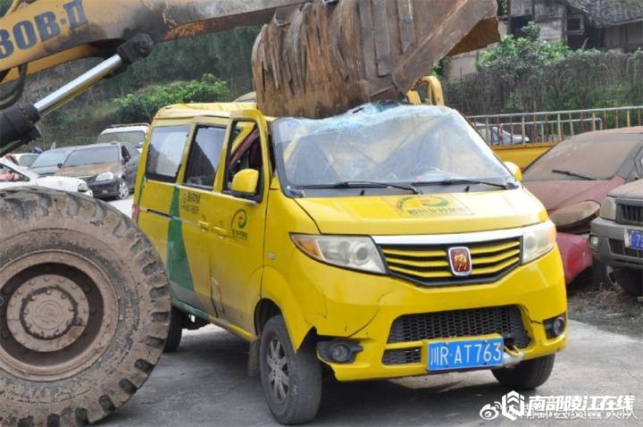 南部茶馆-南部陵江在线南部集中销毁5辆已达报废标准的营运车辆南部陵江在线(3)