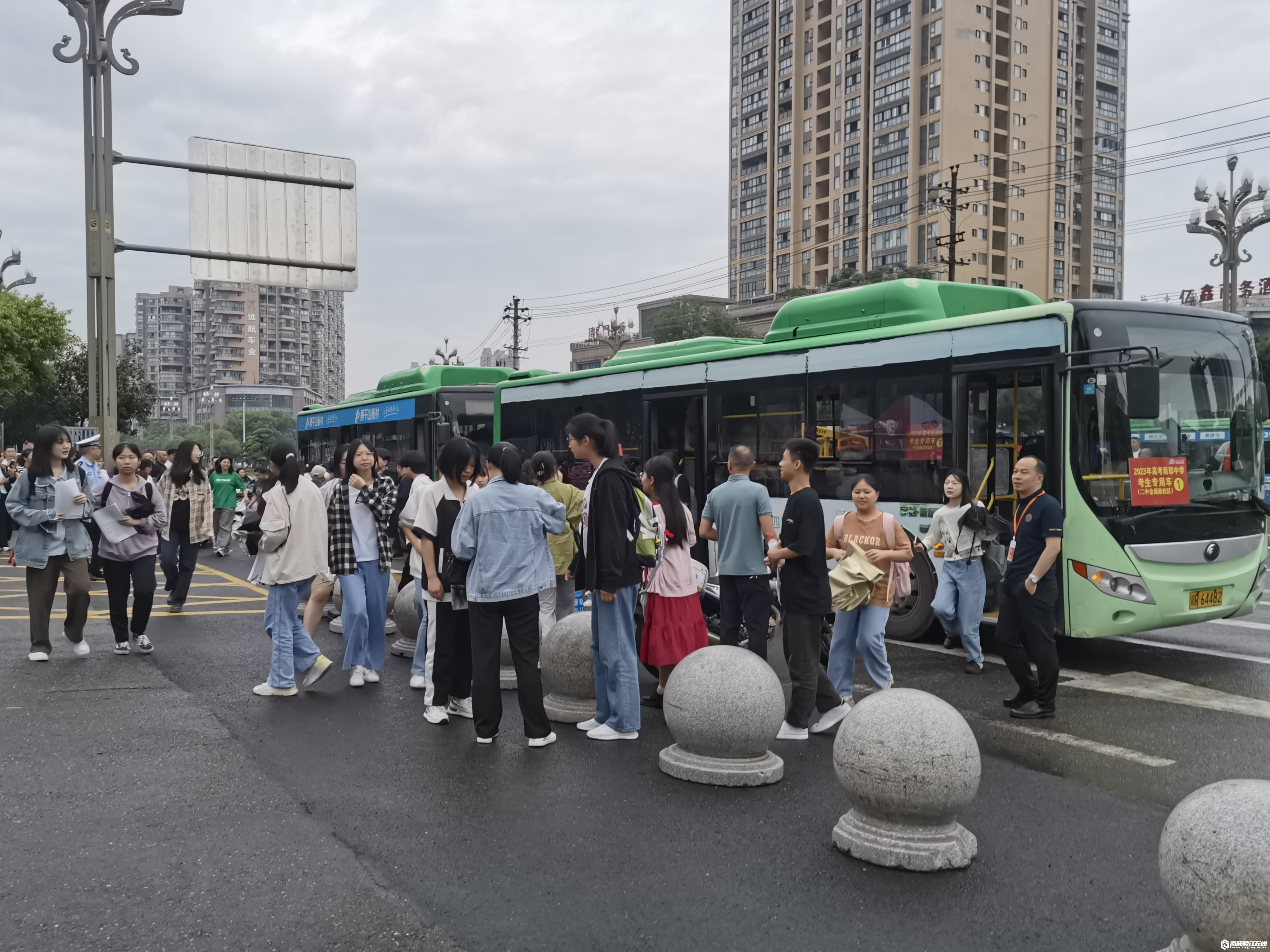 南部茶馆-南部陵江在线直击高考！南部县6615名考生奔赴考场南部陵江在线(5)