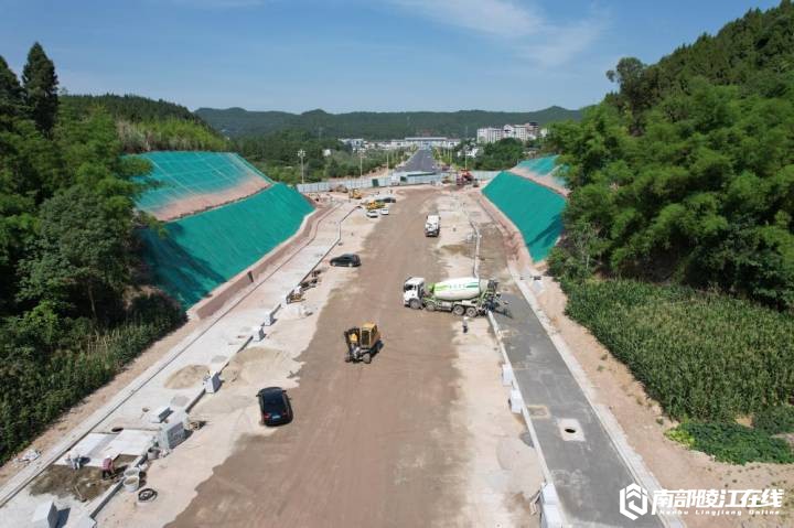 南部茶馆-南部陵江在线滨江大道北延线预计月底完成站前大道沥青下面层铺设南部陵江在线(3)